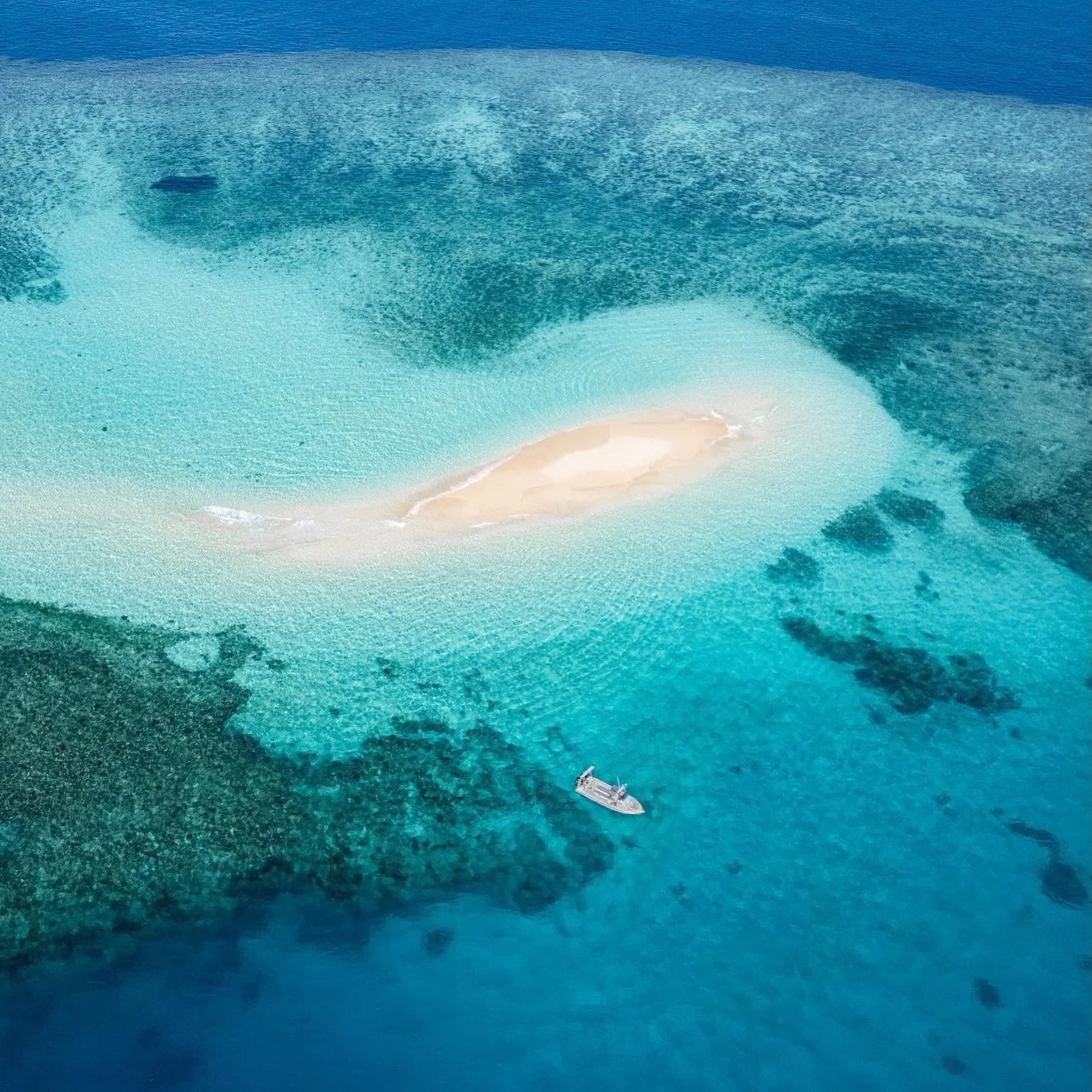 Bespoke Sand Bar + Snorkel Experience.

&ldquo;Just the ocean you and I&rdquo;

Let your footsteps be the first in the sand and marvel at the beauty around.

📸 @robin_andie_photos 

#sandbar #fiji #tokoriki #bespoke #pristine