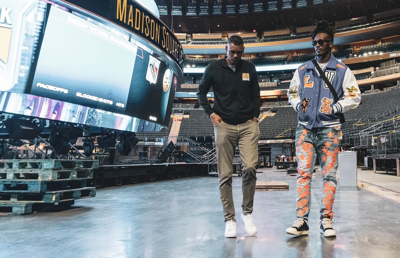 Thank you, Joe. 🧡🧡🧡 On the day of his announcement to pursue the #nfldraft these snaps from earlier in the year resonate a little more. @thevolclub brought #vfl Allen Houston together with @joemilton5 and @dba.mel at #madisonsquaregarden and I was