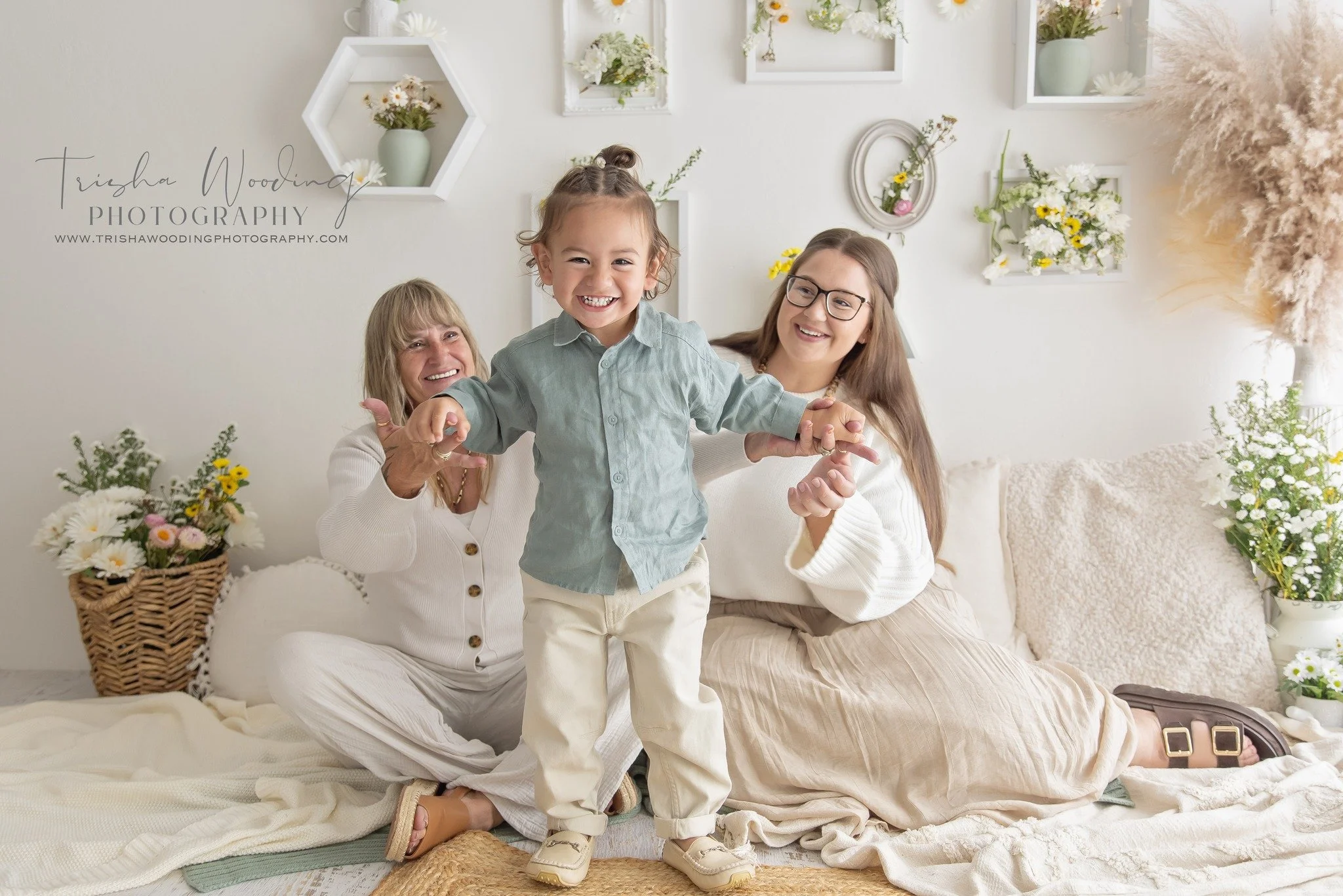 When you've been waiting all day to post the pure joy and happiness that started off the Mother's Day minis today!!!! 🤍🥹🤍

Tylah and Myles brought in the whole fam to get photos today, and I'm so bloody glad they did! It was all fun and smiles fro