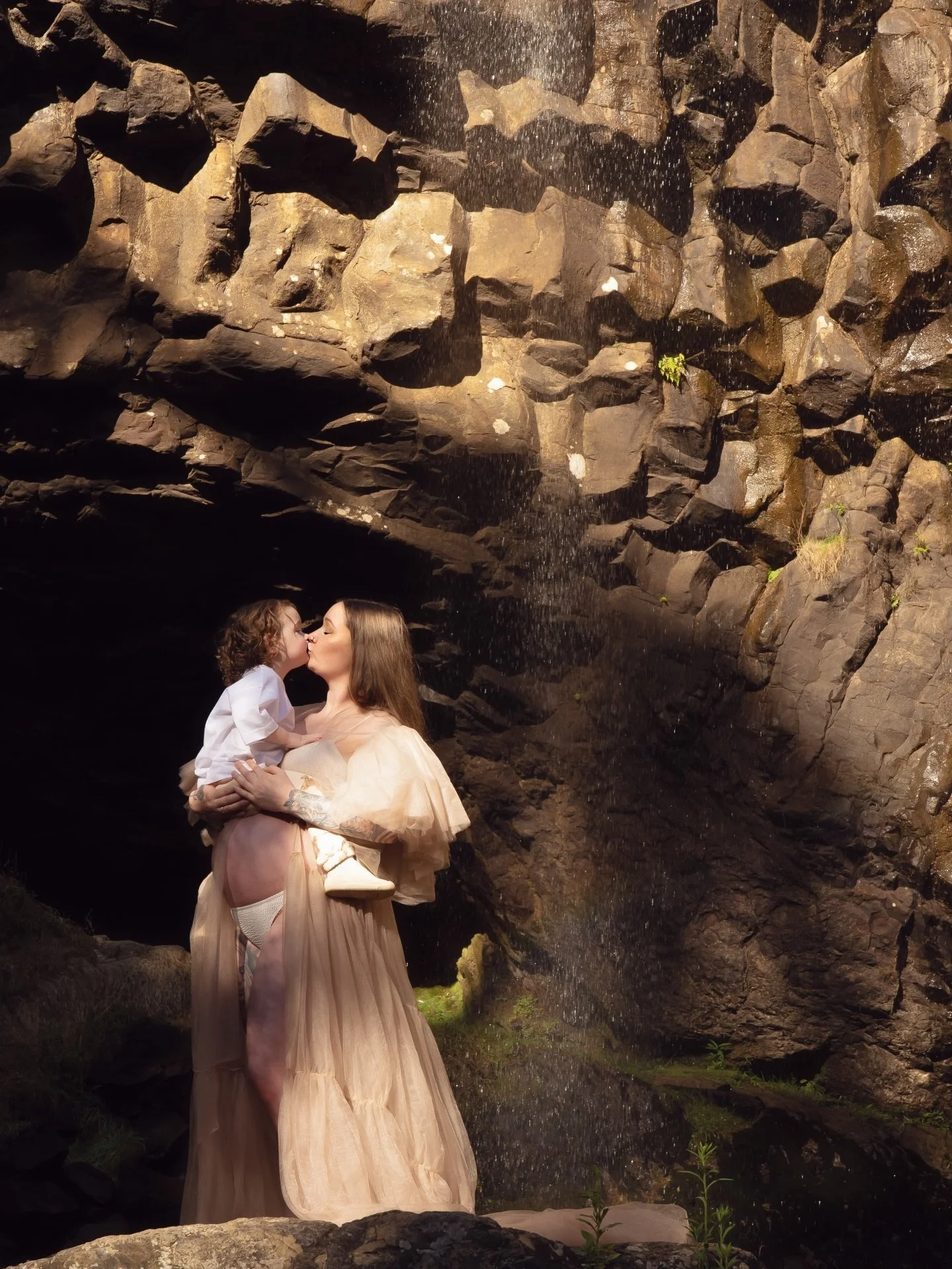 Caitlin. Mumma. Goddess. Queen.

She wanted waterfall vibes today, so we gave her waterfall vibes! So stunning&hellip;.I&rsquo;m completely obsessed 😍 

I wasn&rsquo;t sure we were even going to be able to get down to the falls today, but Caitlin wa