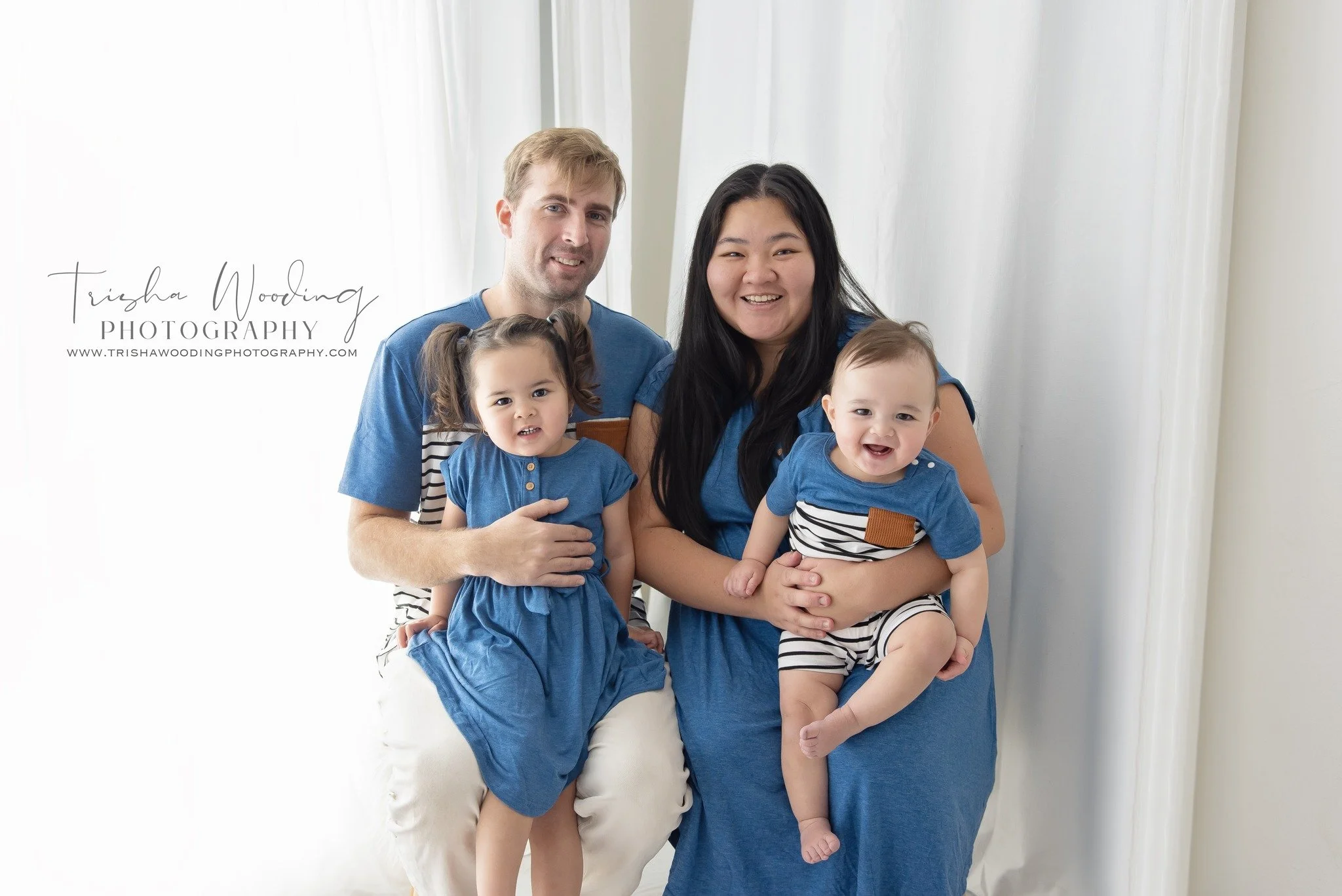 Enzo came into the studio on this cold and wintery day for his hot air balloon themed cake smash!

We included some family photos at the start of the session, and then let him get stuck into the cake. He was super cute and a little bit curious but ab