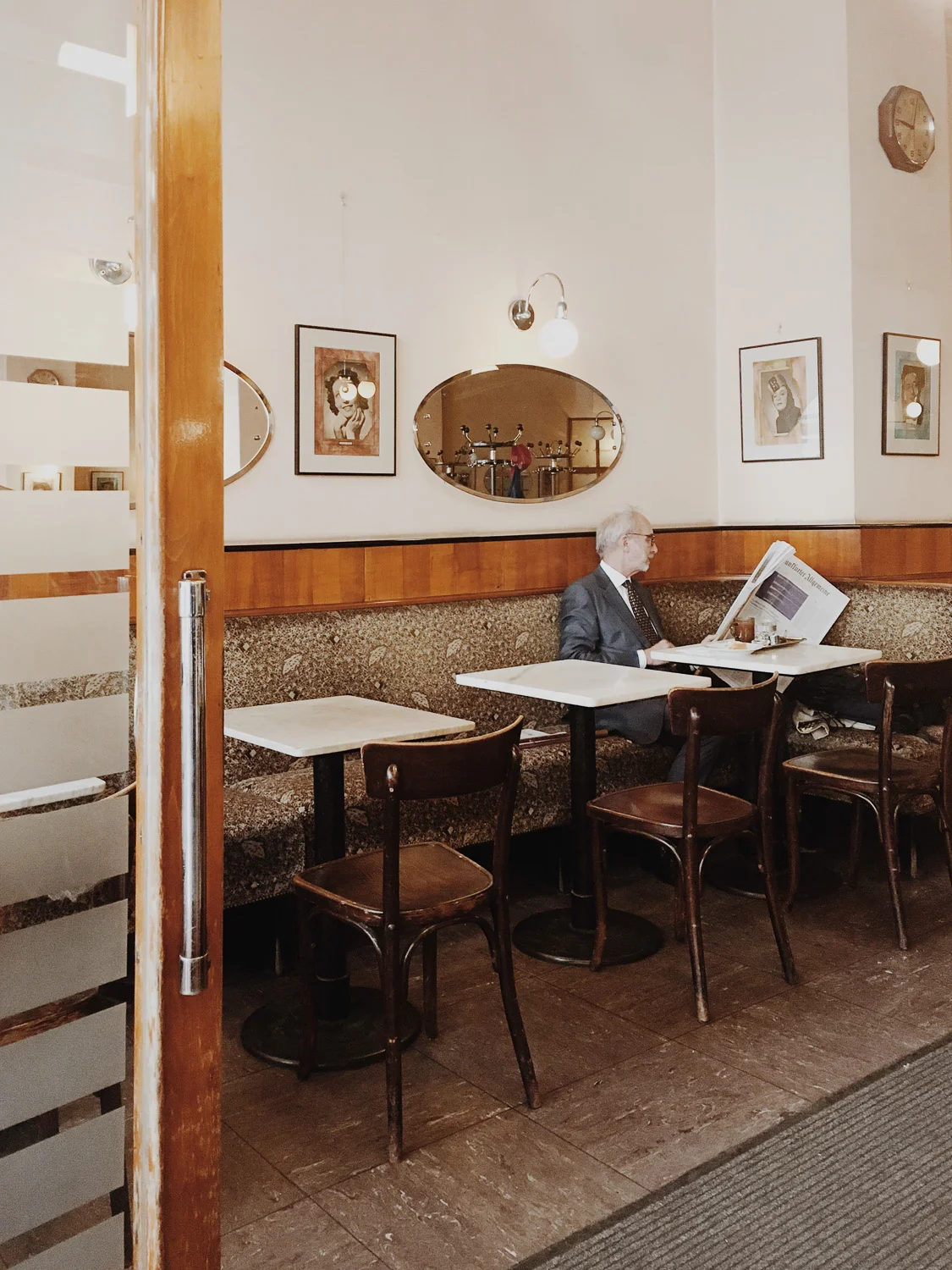 2015 - 2019 Selected images Ich schreibe Dir später is a visual narrative about the photographer's travels and encounters. Entirely shot with her phone, this series of images attempts to transmit a mood of comfortable solitude, while intentionally leaving space to the viewer's own imagination. A selection of images was assembled into a publication by Rollbuch Verlag in 2017.