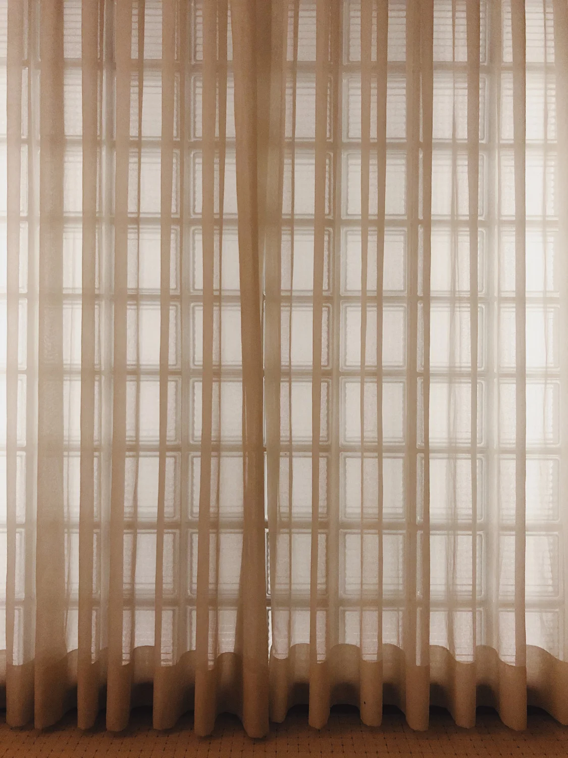 2015 - 2019 Selected images Ich schreibe Dir später is a visual narrative about the photographer's travels and encounters. Entirely shot with her phone, this series of images attempts to transmit a mood of comfortable solitude, while intentionally leaving space to the viewer's own imagination. A selection of images was assembled into a publication by Rollbuch Verlag in 2017.