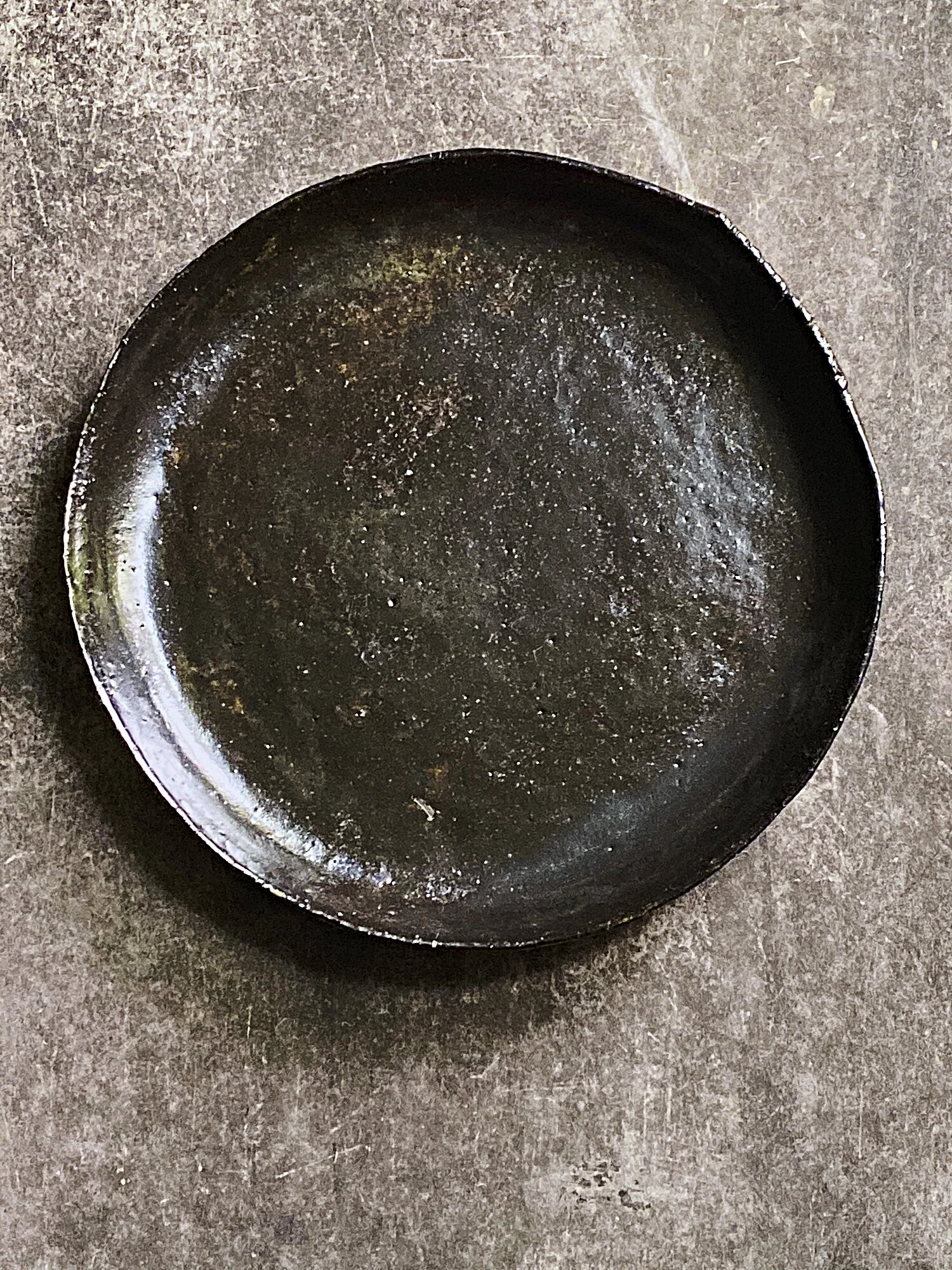 black / natural side plate