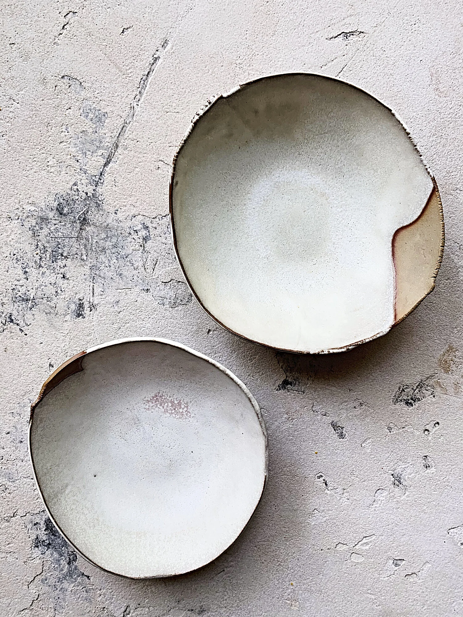 2 white bowls