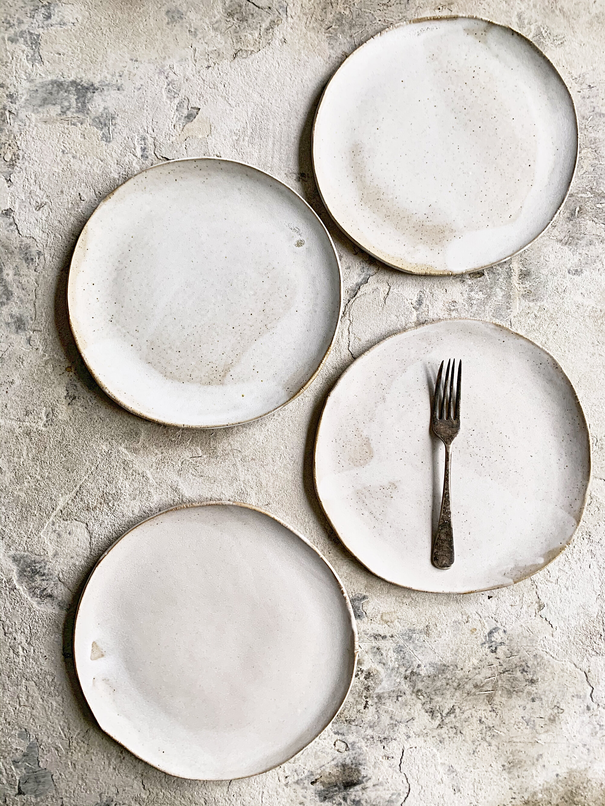 'basic' dinner plates
