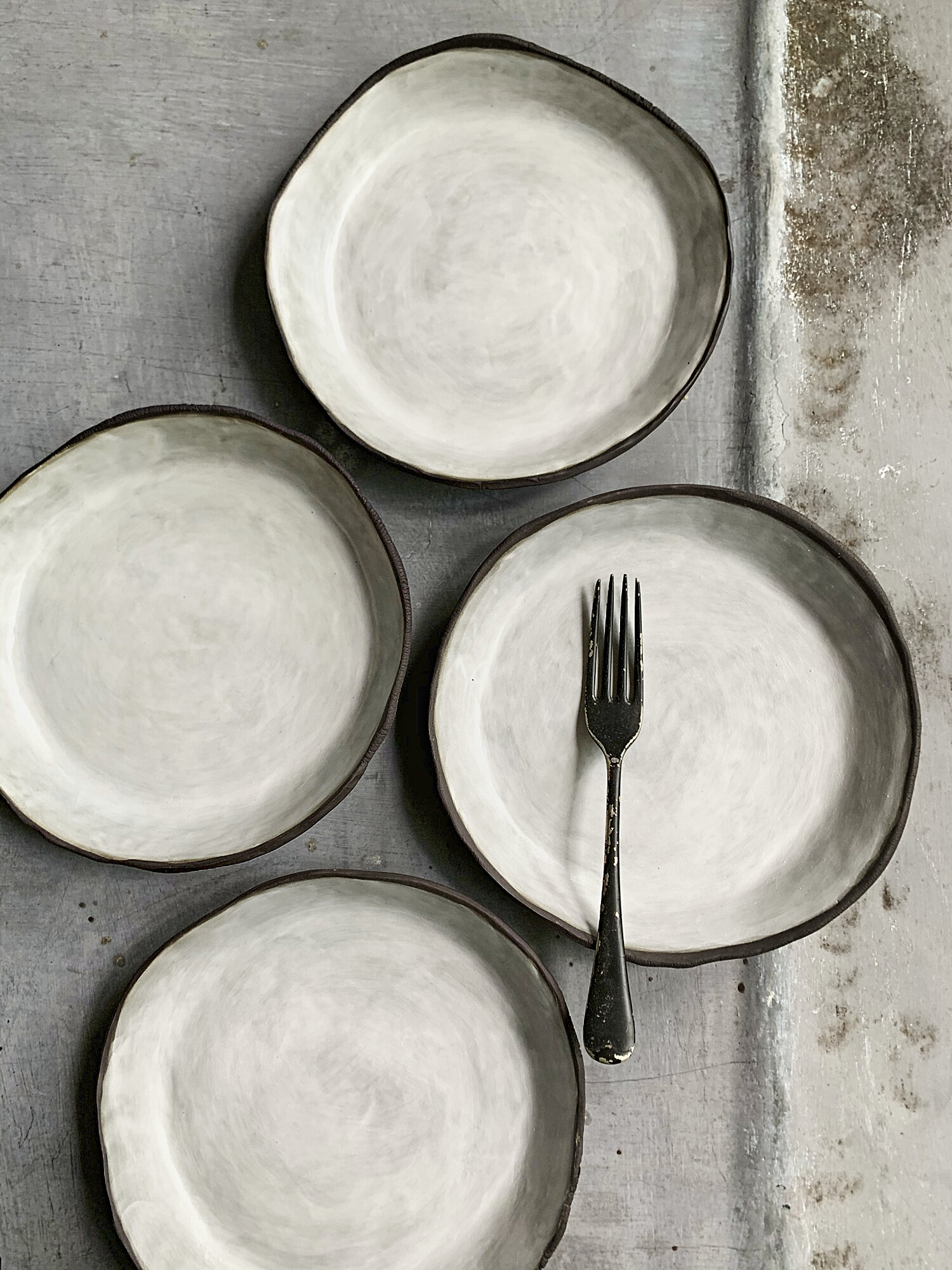 b&amp;w, shallow bowls