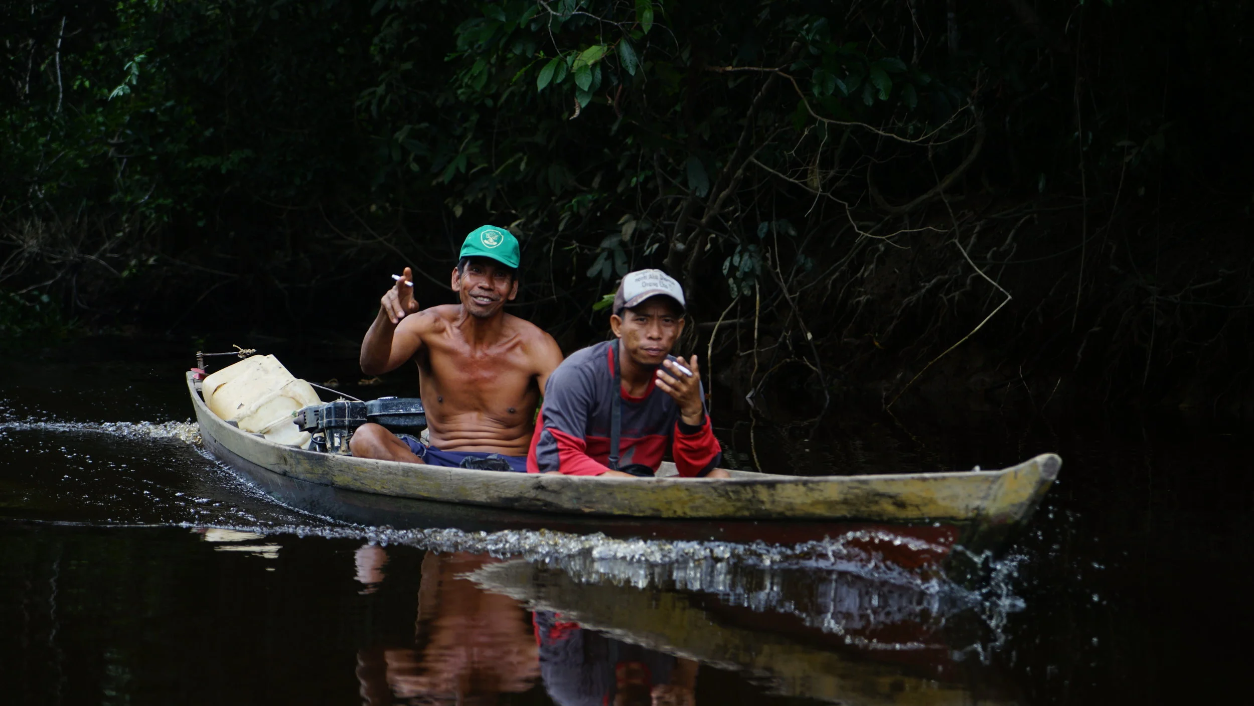  There are many fishermen fishing for freshwater fish in the park 