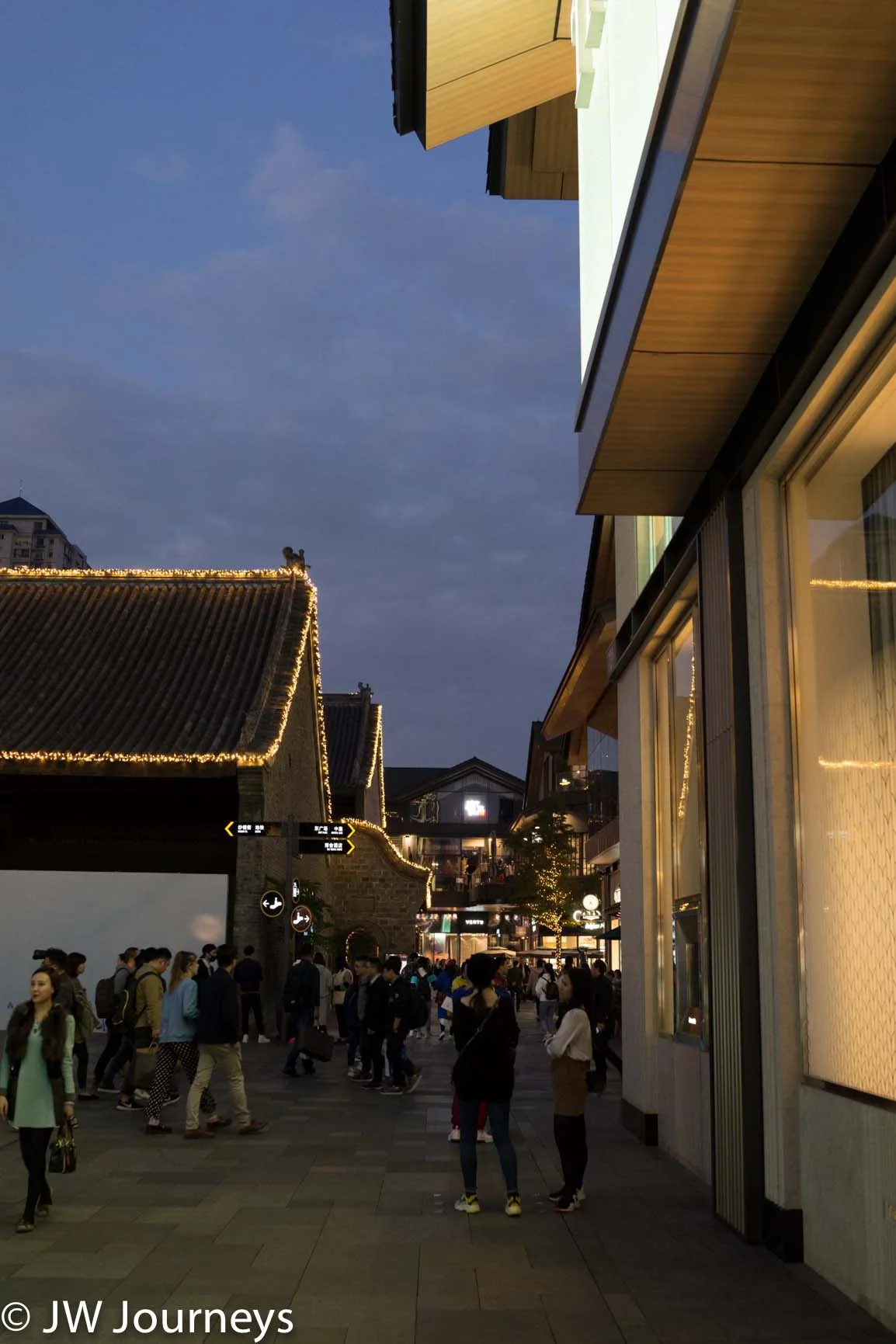 Taikoo li Chengdu 太古里 exterior old on left, new on right