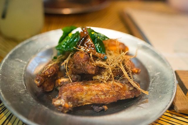 Lemongrass chicken wings with thai basil, chili and dry lemongrass on top. Crispy, juicy, tangy and umami. Happy hour everyday 3-6, 9-close

#lemongrass#chickenwings#bestof425#bellevue#bellevuedining#eaterseattle #bestfoodseattle #buzzfeedfood #topse