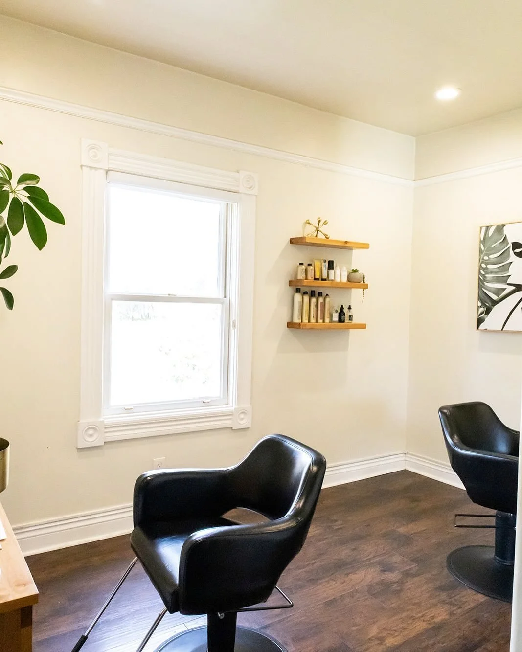 Private suite alert! Our double chair suite is available. DM us with any questions! 📸: @heavenlycaptured_