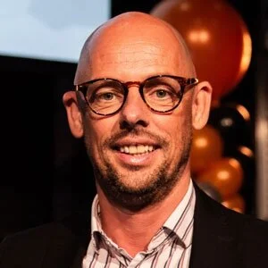 Patrick Groenewegen “De kunst van het verstillen en vertragen. De waarde die het brengt is enorm. De innerlijke rust en de helderheid waarmee je vervolgens in beweging komt is onbetaalbaar!”