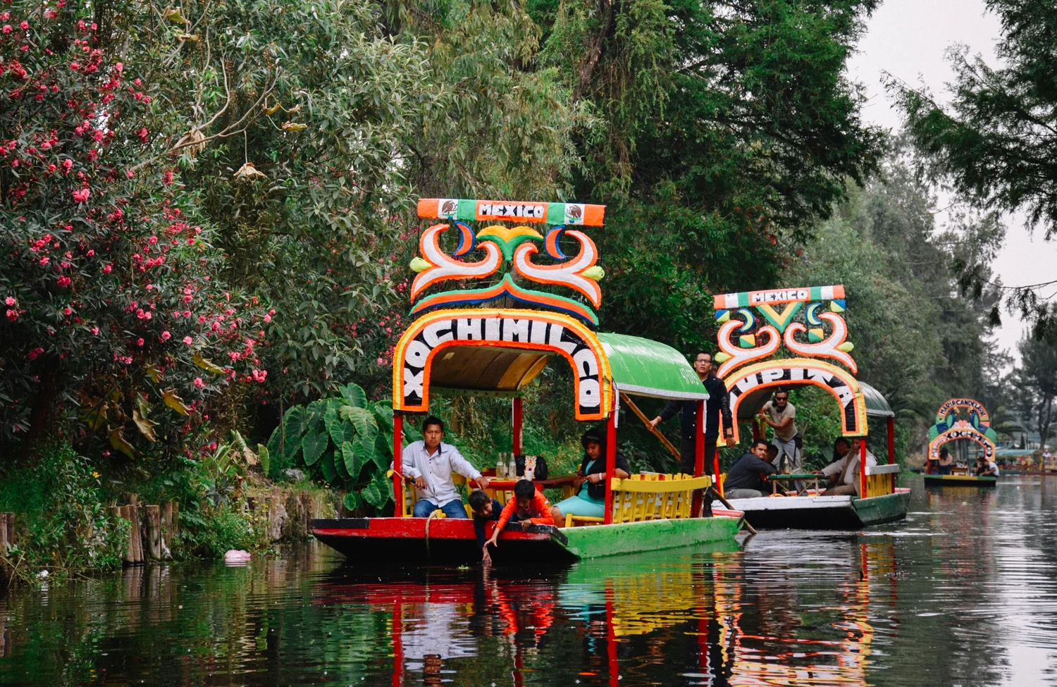 In the South of Mexico City, Xochimilco - "the place of flower fields" in Náhuatl's native lenguage - is the area where families gather for celebrations (Sunday luch, birthdays...) while sailing though the canals on the boats "Chinampas".The Parc of Xochimilco is registered as World's Heritage at the UNESCO - Mexico City - May 14th, 2017