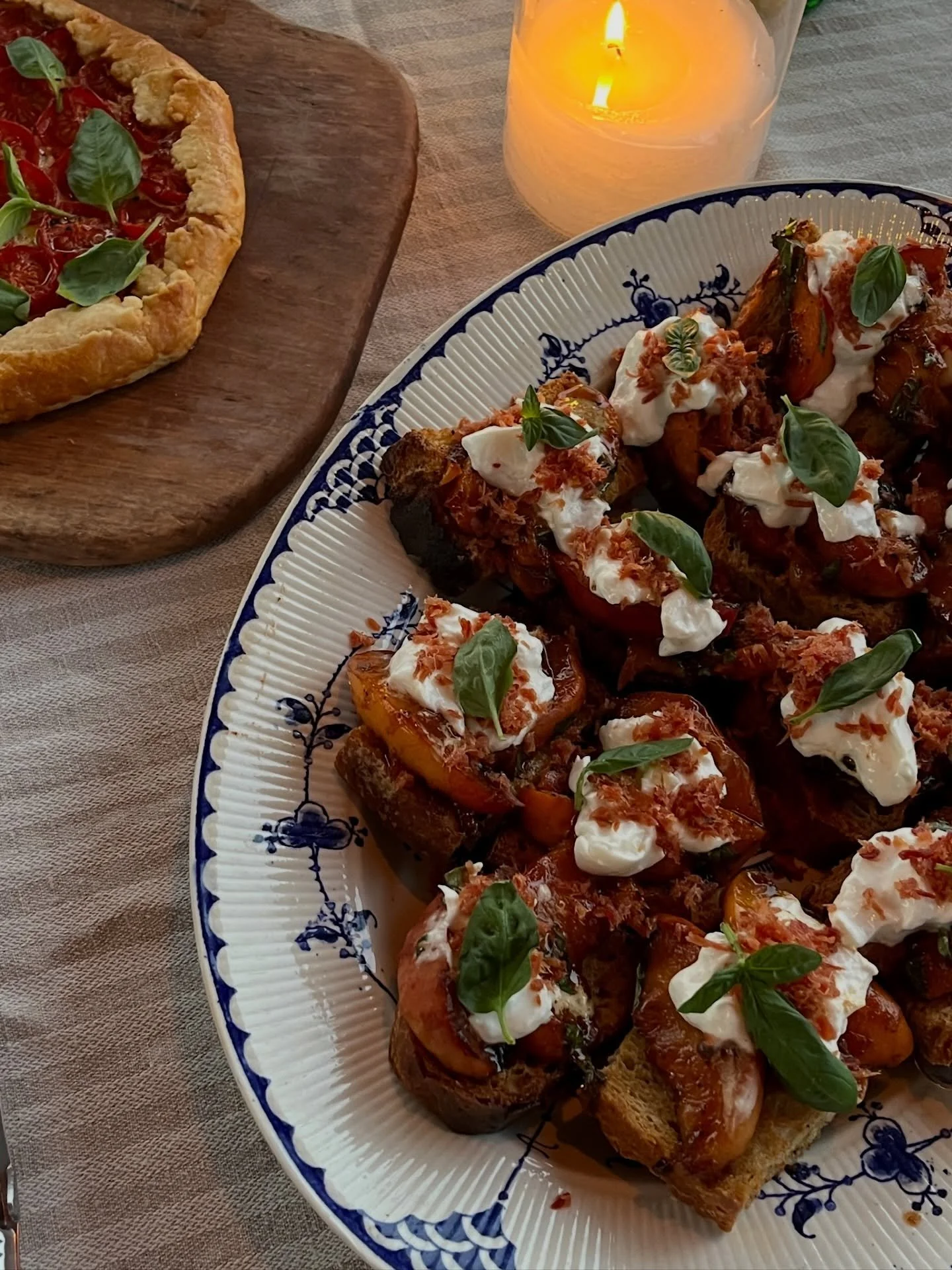 Do you also often find yourself in total panic, when looking at the menu and stressing over what to choose? We make the choice easy for you. 5 days a week, Maria cooks dinner and you just have to make one choice. To dine in or to dine out. Simple as 