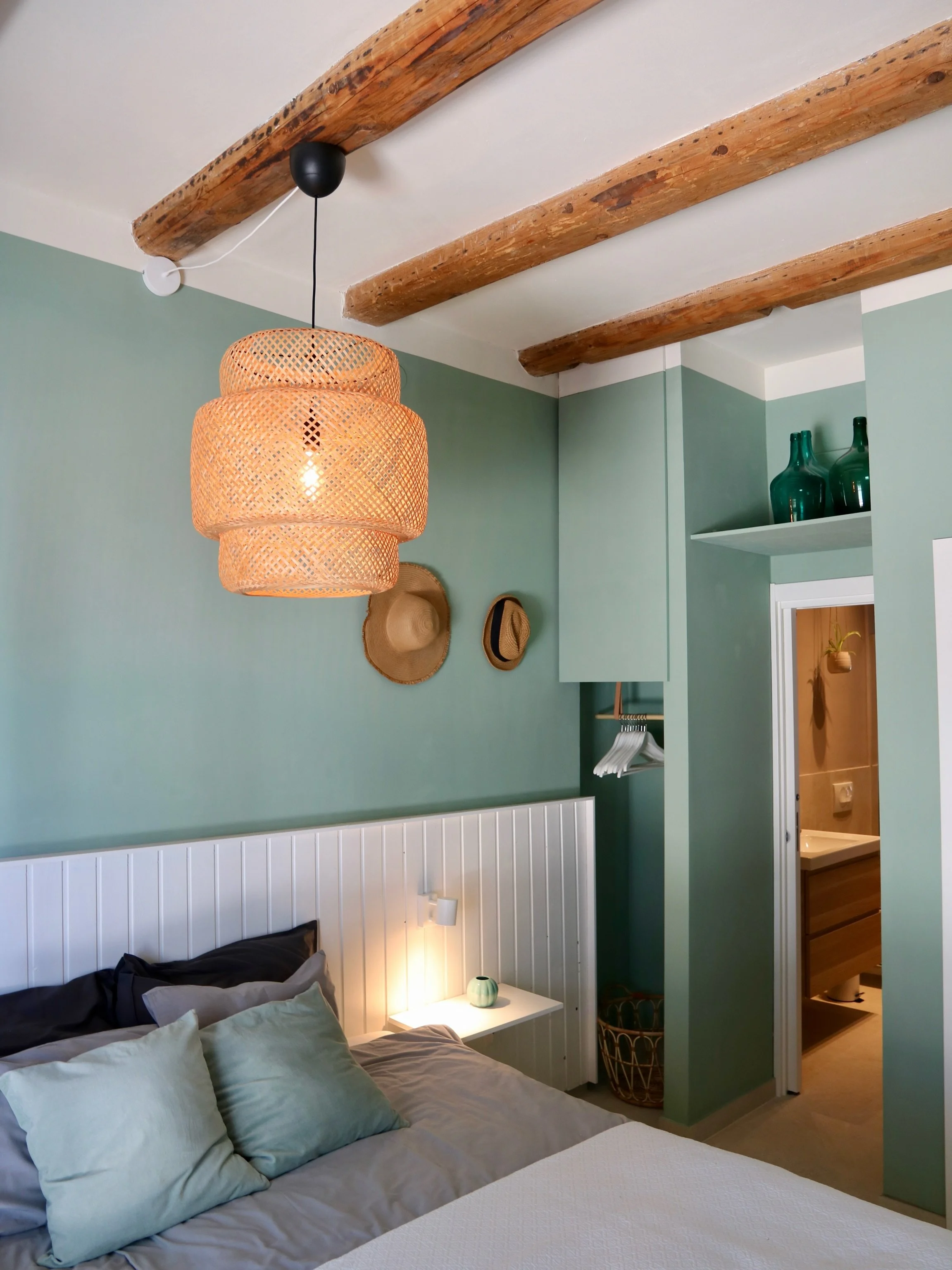 Our Pomalo unit has two bedrooms with double beds, one bathroom and access to the large terrace overlooking the sea. Ideal for families of four or good friends travelling together.

#travel #vacation #islandlife #croatia #dalmatia