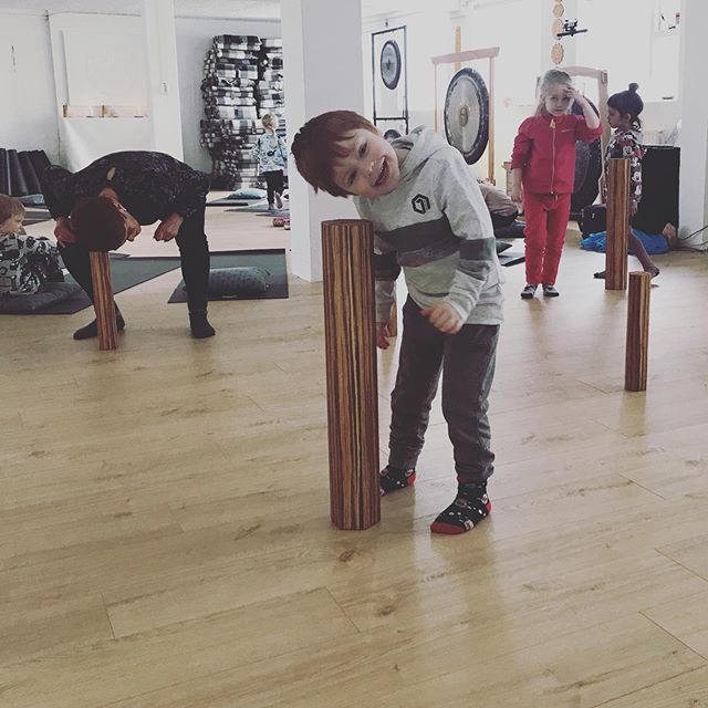 🌲✨Hlj&oacute;&eth;&aelig;vint&yacute;ri &iacute; regns&uacute;lusk&oacute;gi ✨🌲 #childrensyoga #yoga