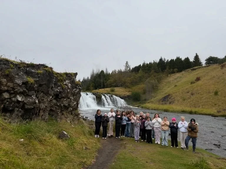 Hl&ouml;kkum til n&aelig;sta Huglei&eth;sludags Unga F&oacute;lksins 9. okt&oacute;ber 2026. Arnbj&ouml;rg Krist&iacute;n, Inga Margr&eacute;t og J&oacute;n Logi t&oacute;ku t&iacute;ma til a&eth; sinna g&oacute;&eth;ri undirb&uacute;ningsvinnu.