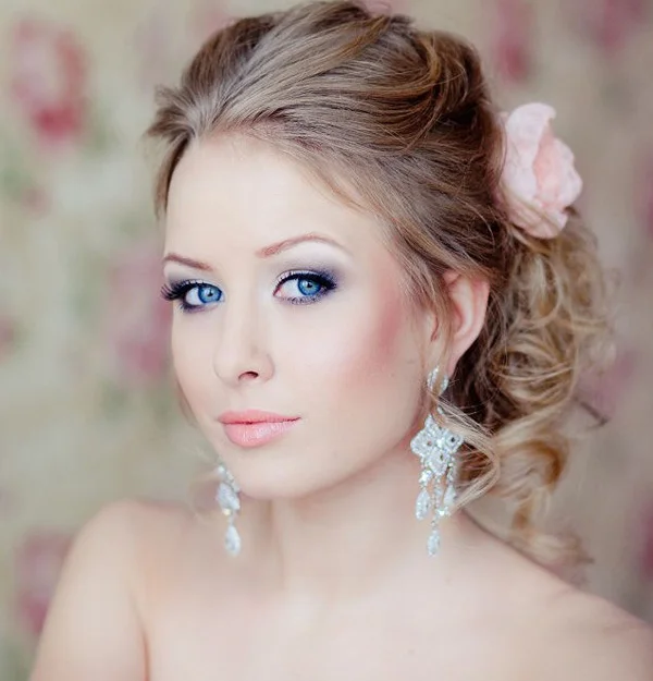 beautiful-bridal-makeup-with-red-cheeked-and-Smokey-eyes.jpg