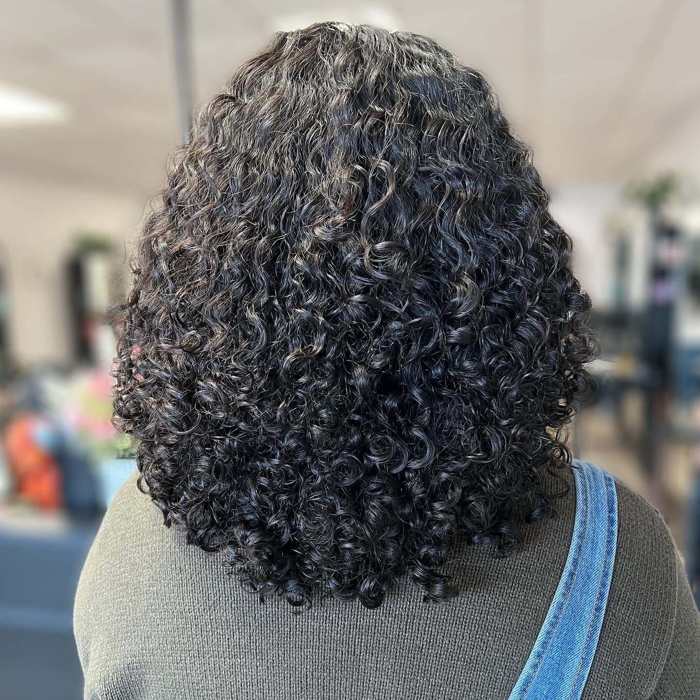 I had to share the back view of this curly cut 😘 

#curlycut #curlspecialist #behindthechair #matrixeducation #acurlcandream #modernsalon #licensedtocreate