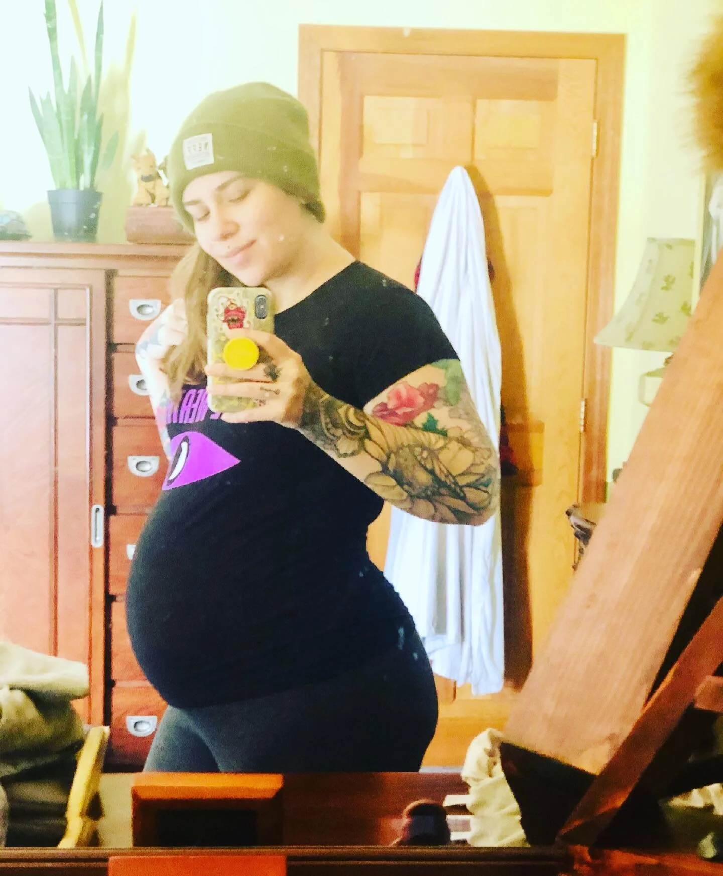 29 week bump update. Feeling tired and lØrge 😛 #babybump #bumpdate #tattoos #momswithtattoos #altmom #29weekspregnant