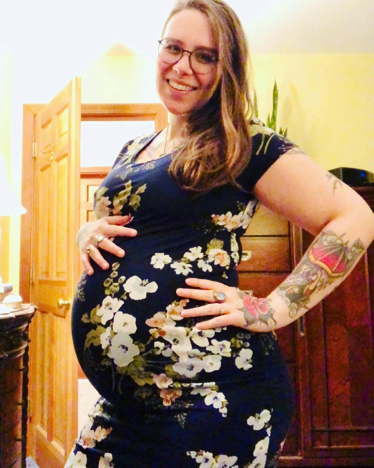 Oh baby we at 31 weeks now!☺️🌱 I’m really excited to meet our little seedling and draw their small face, tiny hands and wiggly feet. #31weekspregnant #bumpdate #babybelly