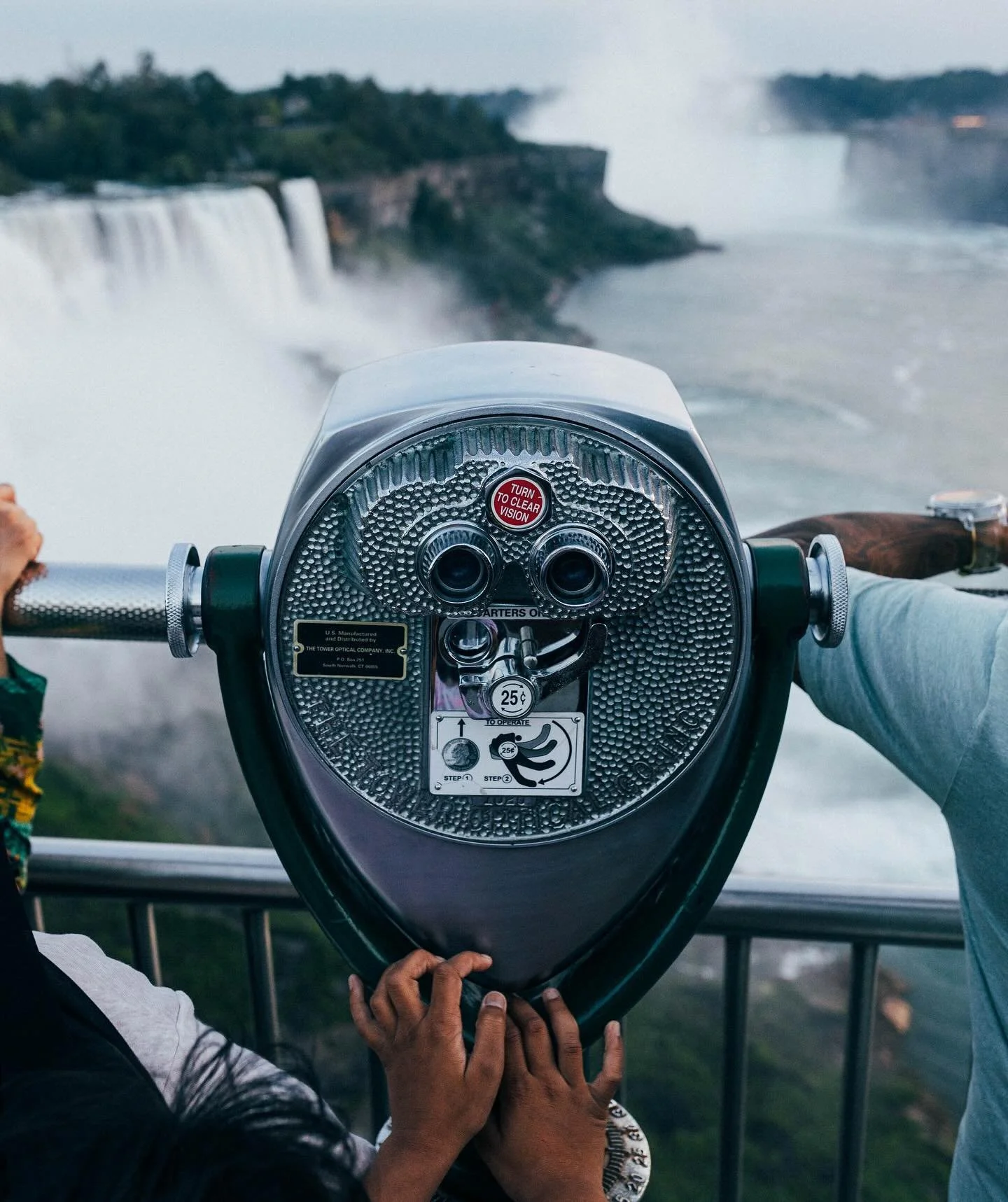 Those hands tho&hellip;one of my favorite shots from Niagara 🥹🤗 #niagrafalls