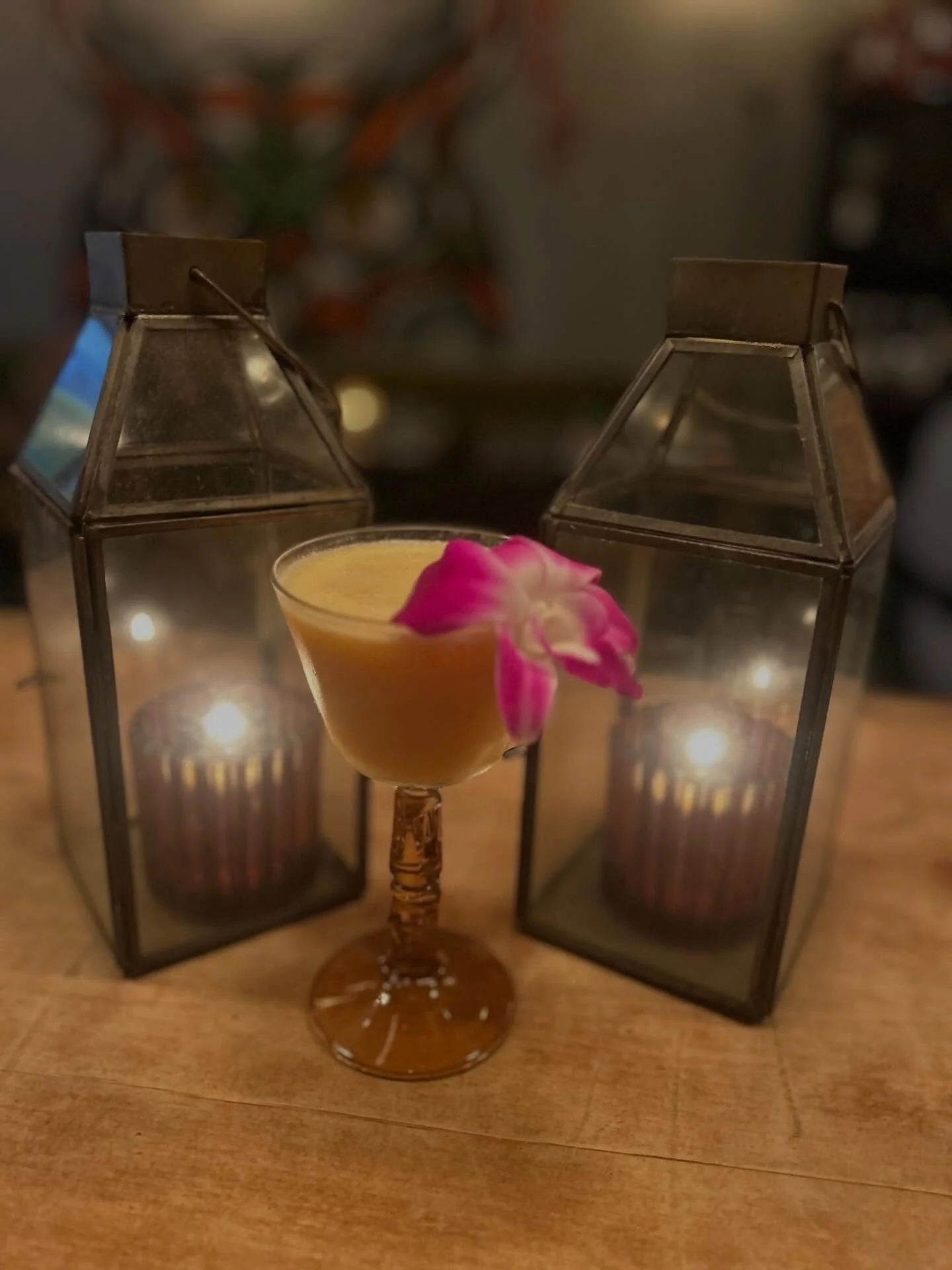 Meet our Thai Tini 👋 isn&rsquo;t she cute? The perfect blend of autumn spice &amp; summer vibe, because sometimes we need help transitioning 🌞🌺👻
What&rsquo;s inside: Thai infused gin, coconut, cr&egrave;me de cacao, lime
#cheers #craftcocktails #