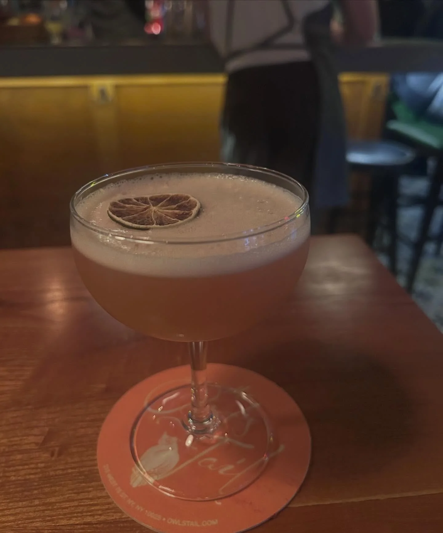 Happy Friyay Friends! Time to hunker down with your favorite cocktail&hellip;
.
.
.
#cheers #craftcocktails #nyccocktails #uws #owlstail