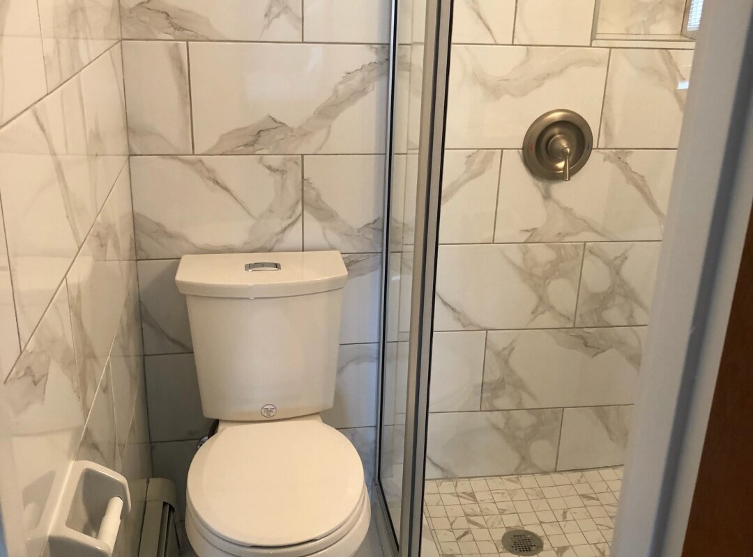 Bathroom marble pattern tiles white and gray en-suite_queens house.jpg