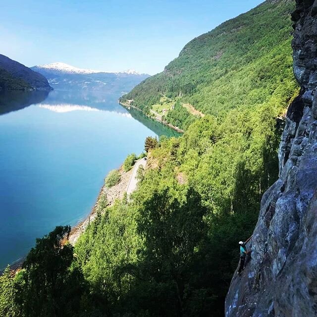 Fin f&oslash;rste dag i Stryn. Kan godt fortsette s&aring;nn her!

#klatreeventyr #climbing_pictures_of_instagram#norgesferie #stryn #klatring