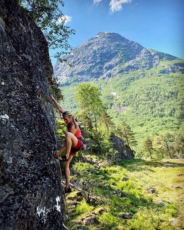 @ann_kristinv briljerer med h&oslash;ye f&oslash;tter 💥

#klatreeventyr #climbing_pictures_of_instagram #stryn