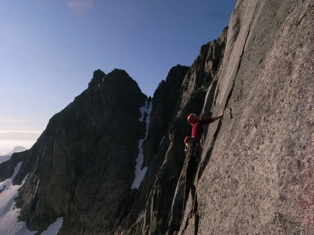 Vil du dra på turer i fjellet på egenhånd? Da er dette kurset perfekt for deg. I trygge omgivelser lærer du håndtverket grundig. Her er Paula på Kvaløya utenfor Tromsø - neste år kanskje det er du som står der?
