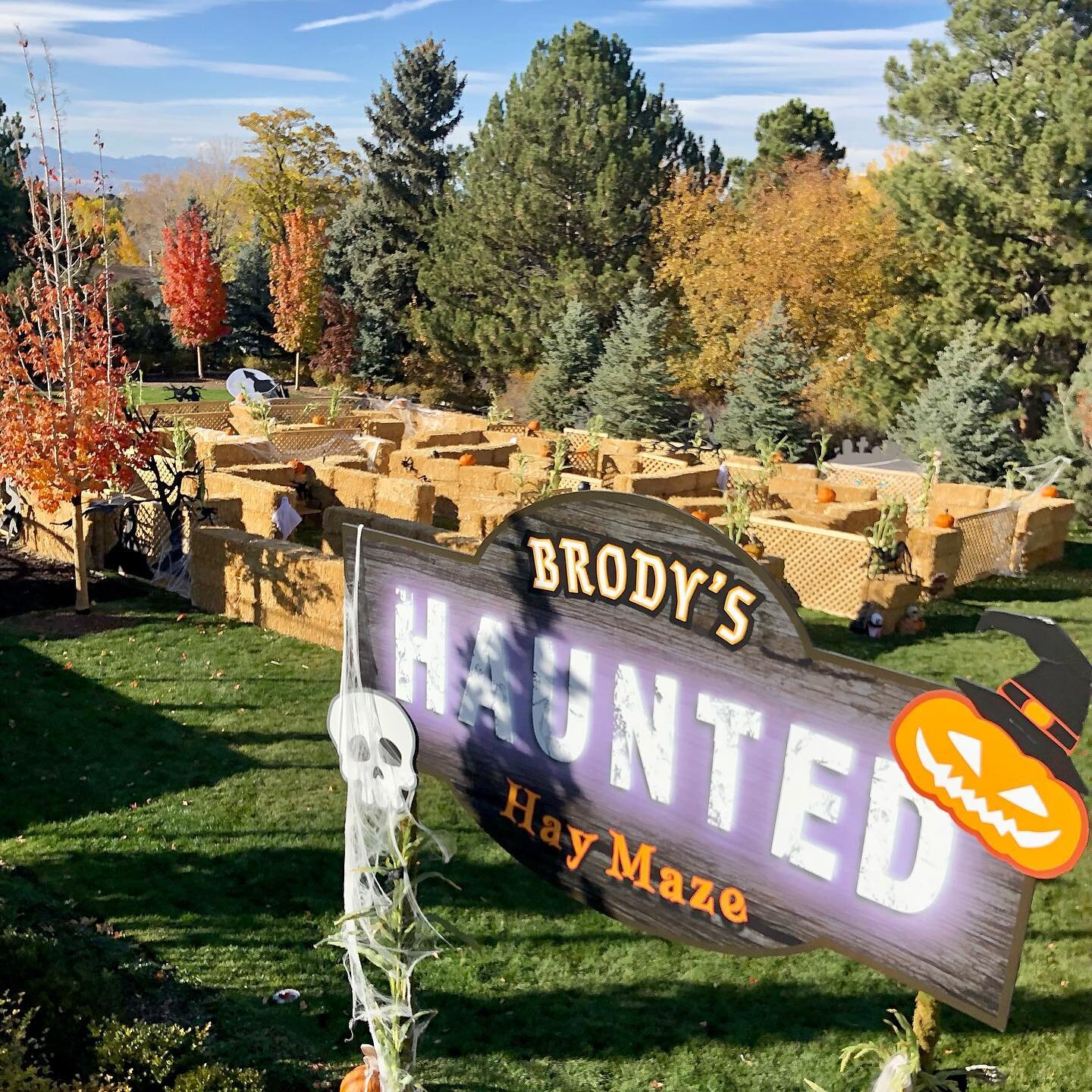 Nothing says I know how to entertain for a kids Halloween party like your very own hay bail maze.  Add killer food station, scavenger hunts and fun for all ages. @jackie_brody 

Catering @cateredbydesign 
Decor @designworksevents 
DJ @djtechjitsu 
Pl