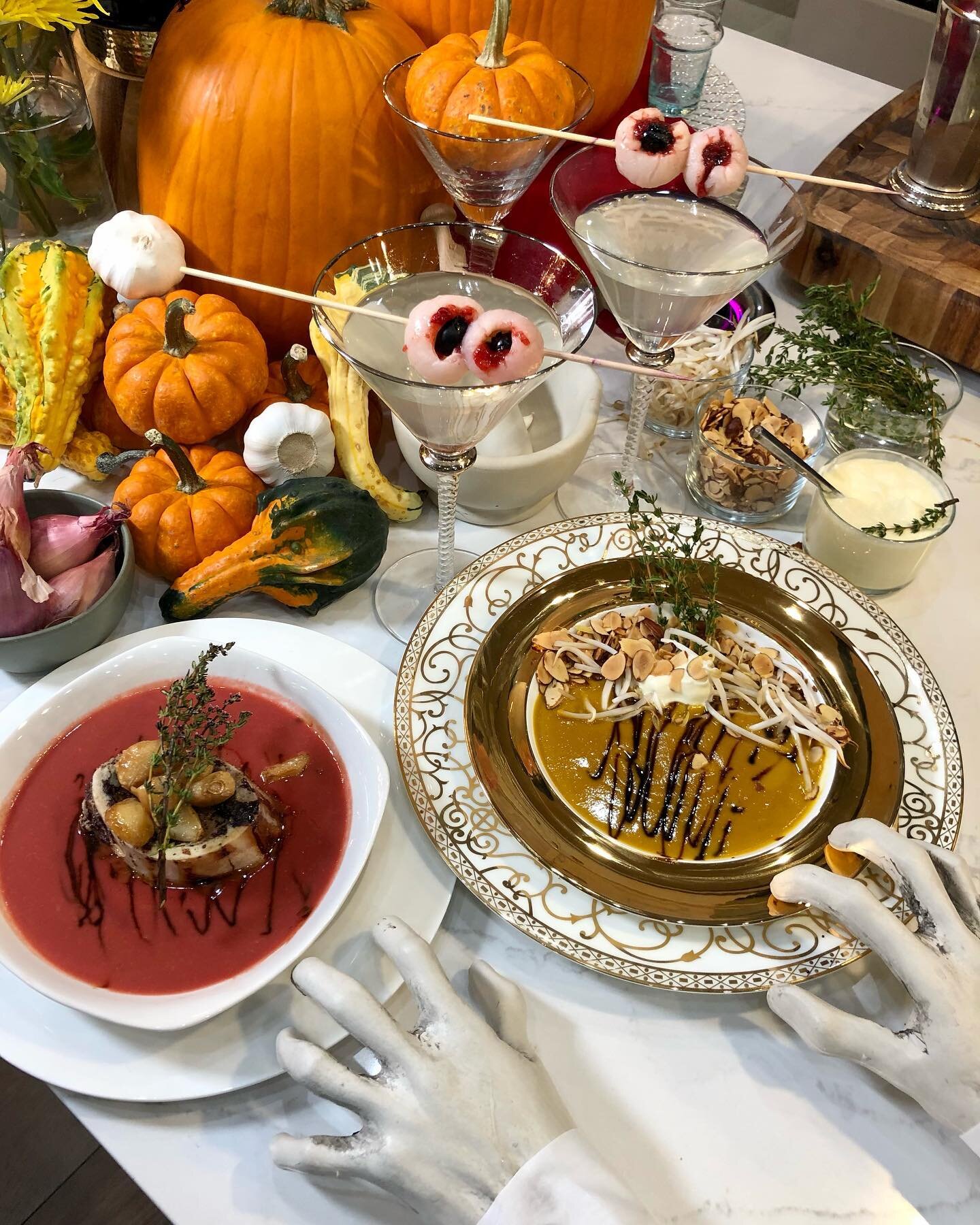 Flashback to last Halloween when I hit the @vikingrange showroom with @jaimelaurita and We whipped up a creepy dinner menu complete with lychee eyeball martinis.  The @vikingrange Series 7 just kills.  See what I did there? 🤣💀 @middleby_chicago 

#