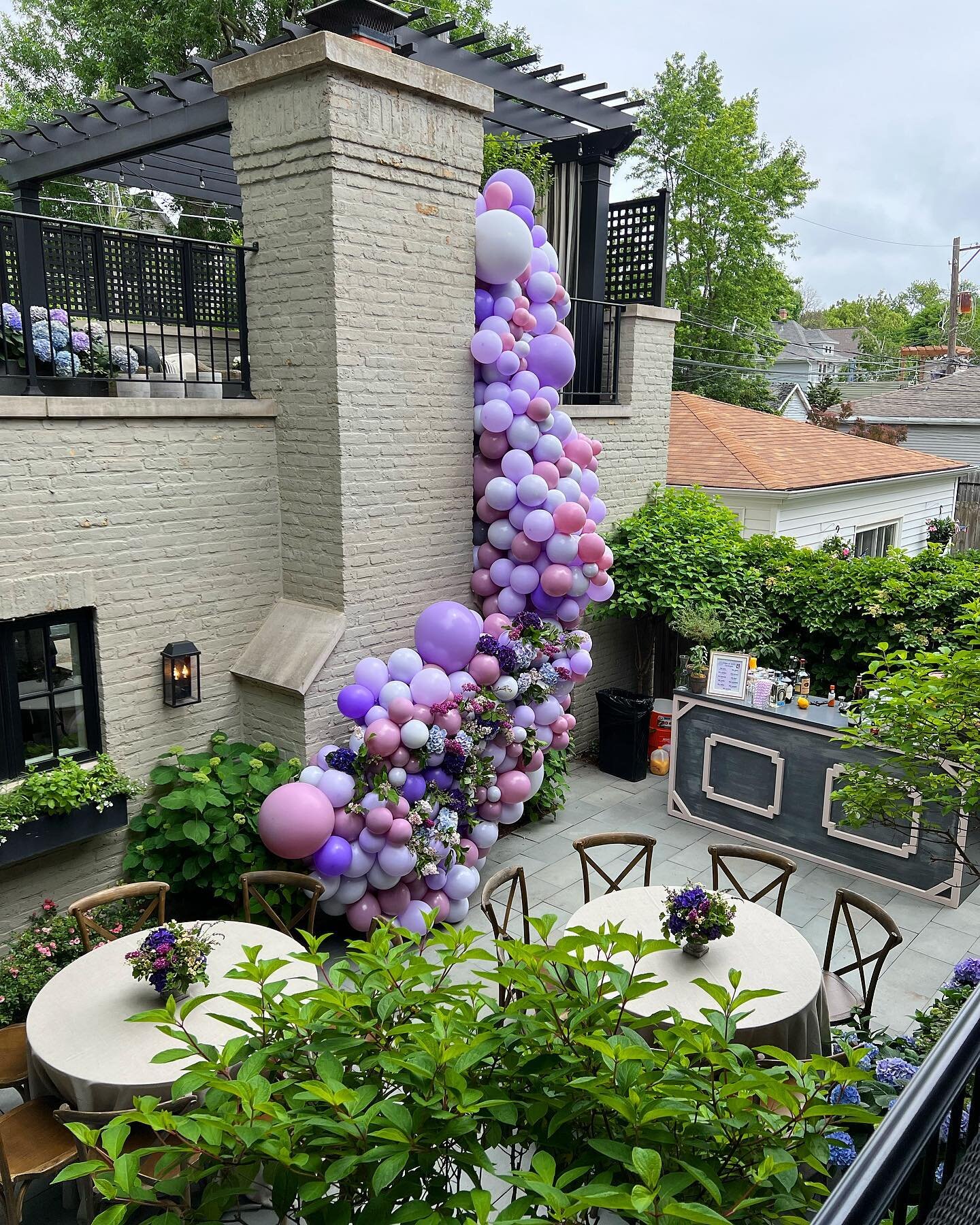 Purple isn&rsquo;t the easiest color to work with, but this just goes to show how fabulous it can be with the right balloons and floral, for this Northwestern Graduation party. (It really helps when the home gives us something fab to work with! 😉)

