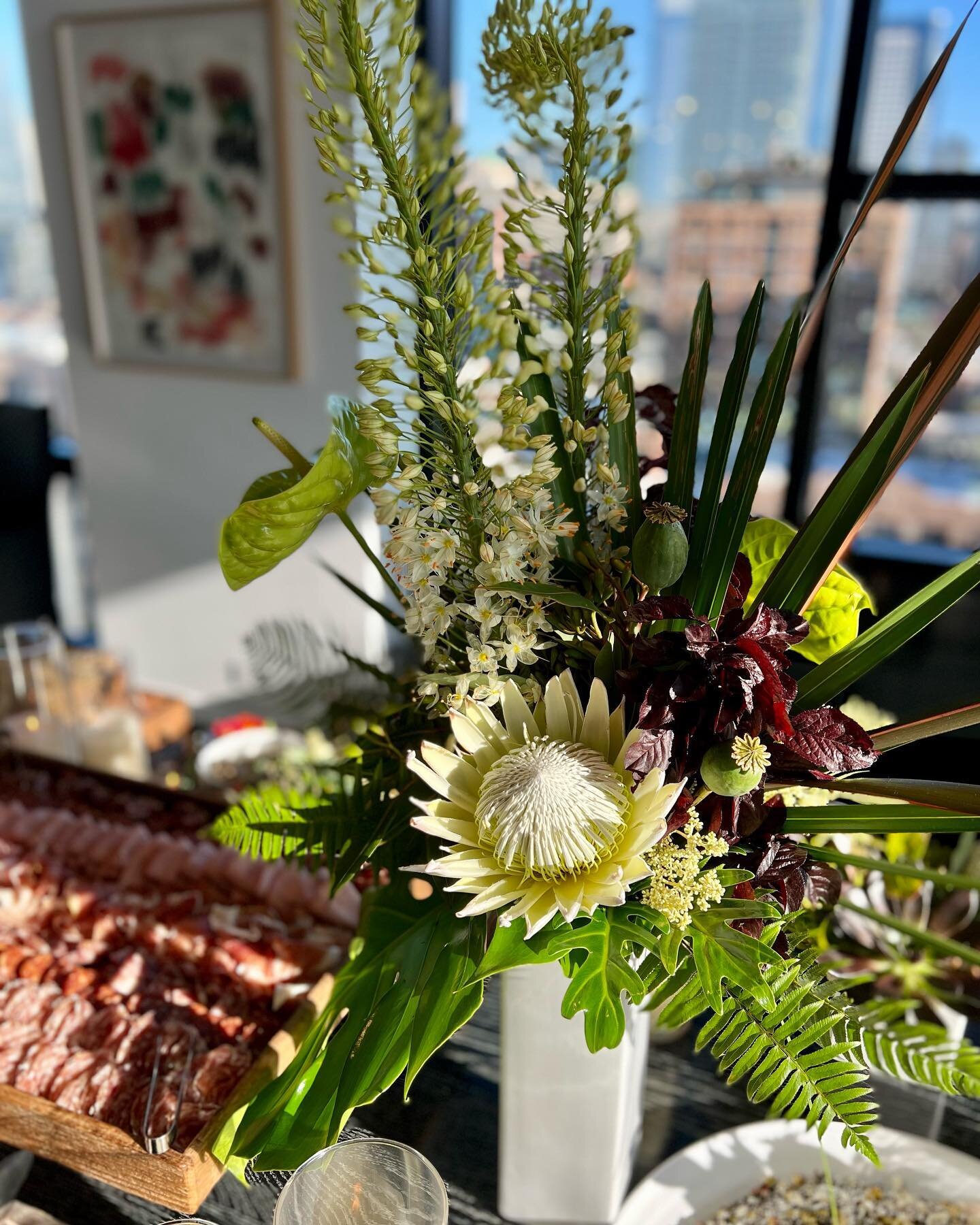 Food and floral take center stage for a Cocktail party at private residence with chefs @matthias1966 and @jasonhammel.  Floral by @pistilandvine.  That light tho!

#racheldemarteevents #eventplanner #cocktailparty #luxuryevents #luxuryeventplanner #b