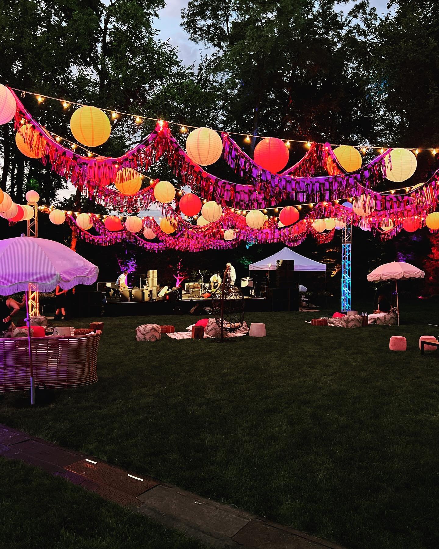 That evening glow tho.  Private concert with #poidogpondering (and DQ 😜)

Planning #racheldemarteevents 
Caterer @entertaining_co 
Decor @hmrdesigns @barianjali 
Lighting Sound @frostchicago @rjfozz 
Balloons @luft.balloon 
Champagne Truck @bellissi