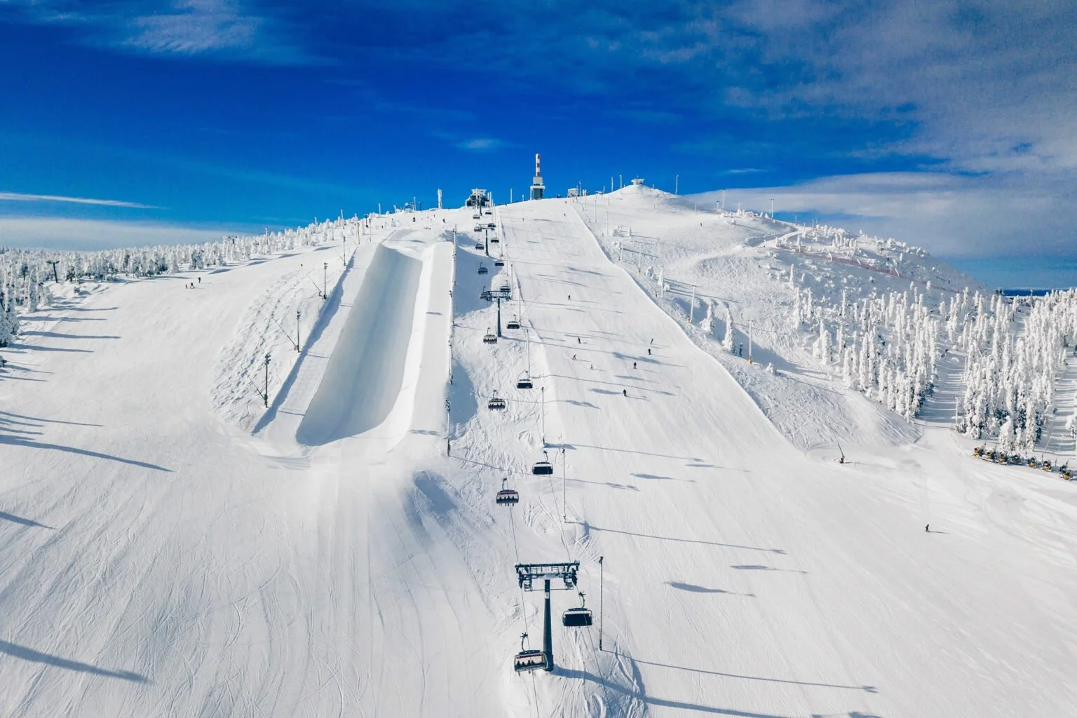 Modern-ski-chair-lift-in-Finland-Lapland-ski-resort.-Aerial-view-from-above.-1050875188_3992x2992-3-1536x1024.jpg