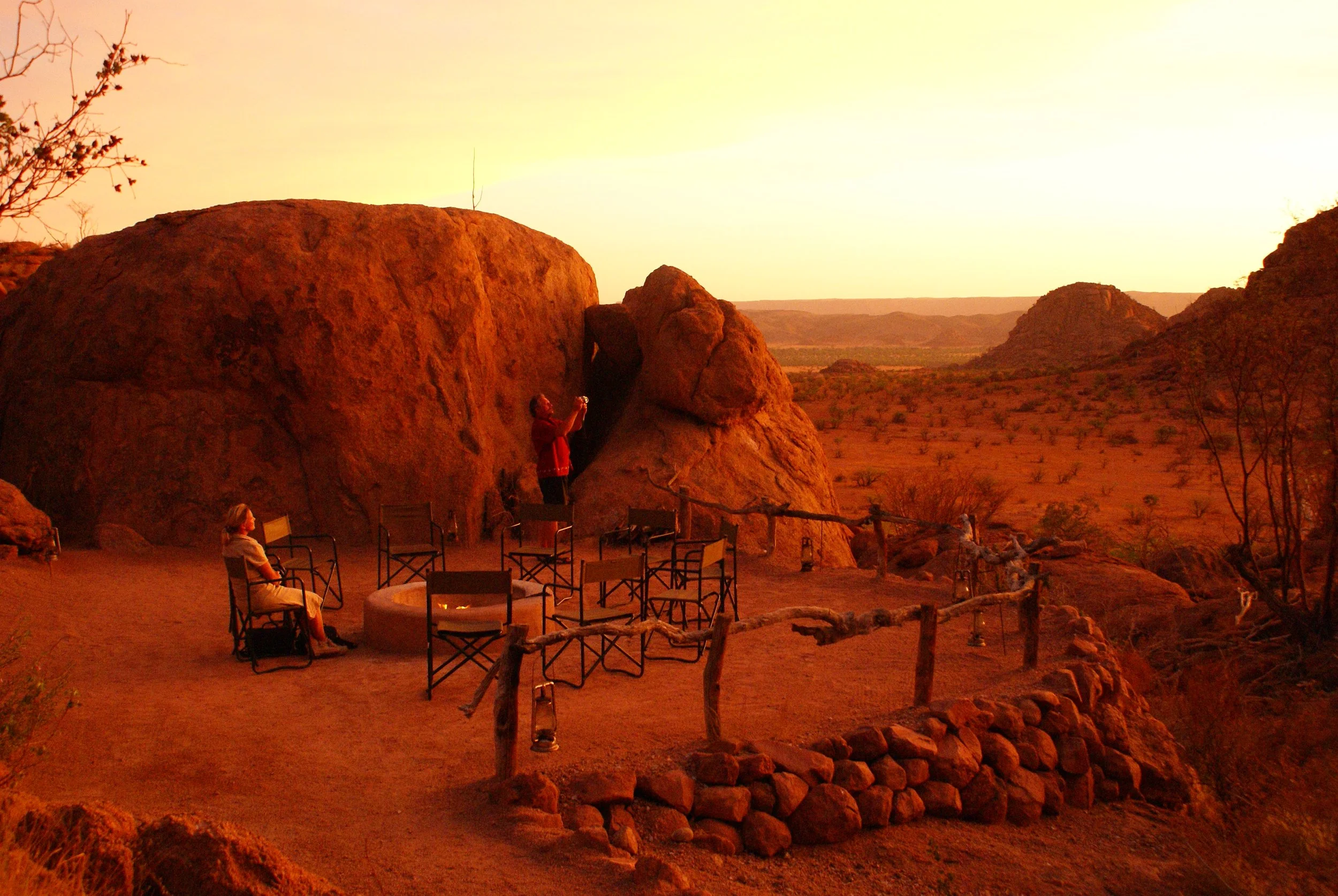  A UNESCO world patrimony site, filled with rocks and their unique engravings, this is a place that attracts visitors with all sorts of interests. Arquelogy, nature, photography and those curious to see the famous desert adapted elephants. Once you s