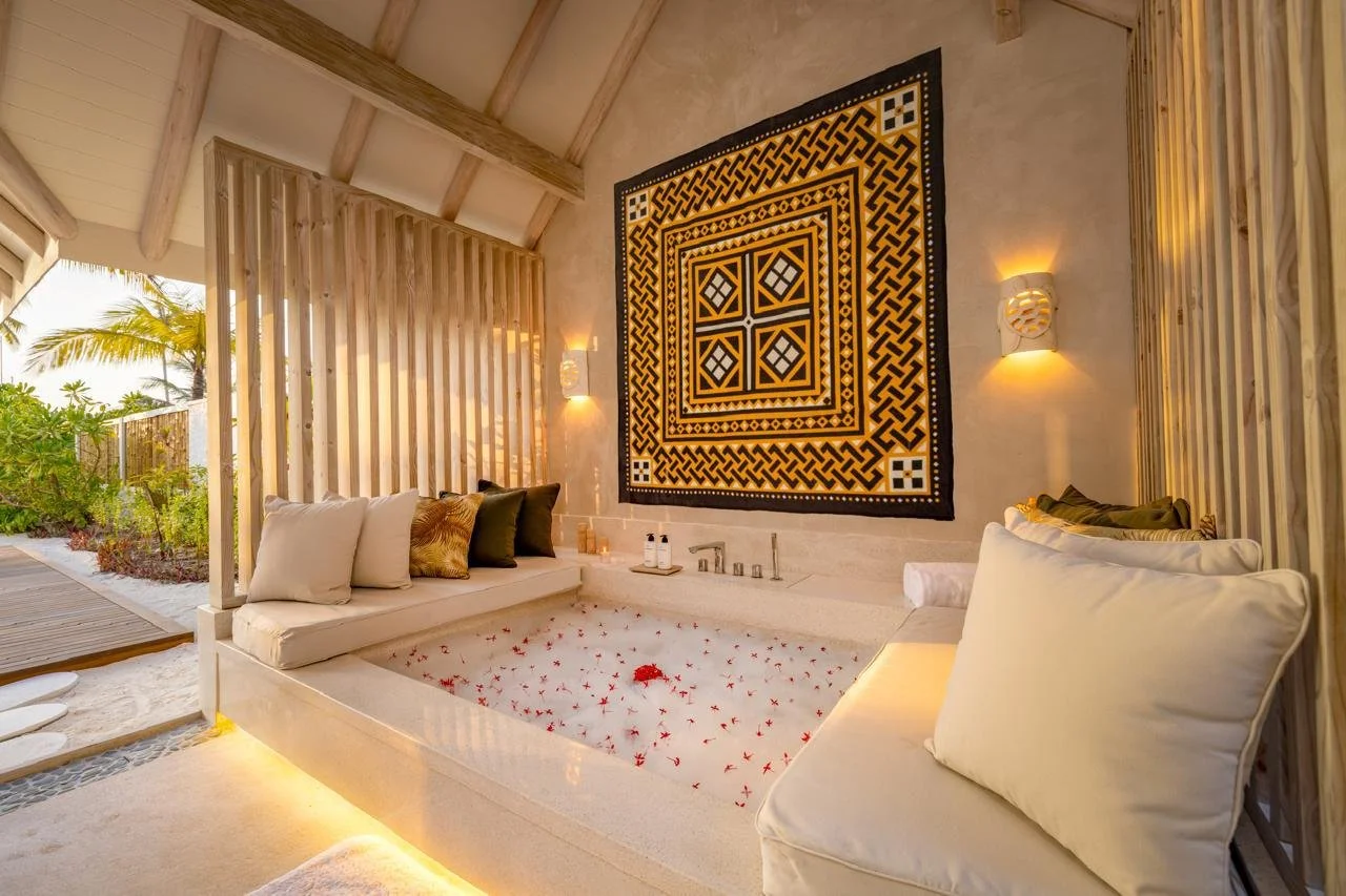 RAH GILI MALDIVES_Beach Pool Villa_Bath Tub.jpg