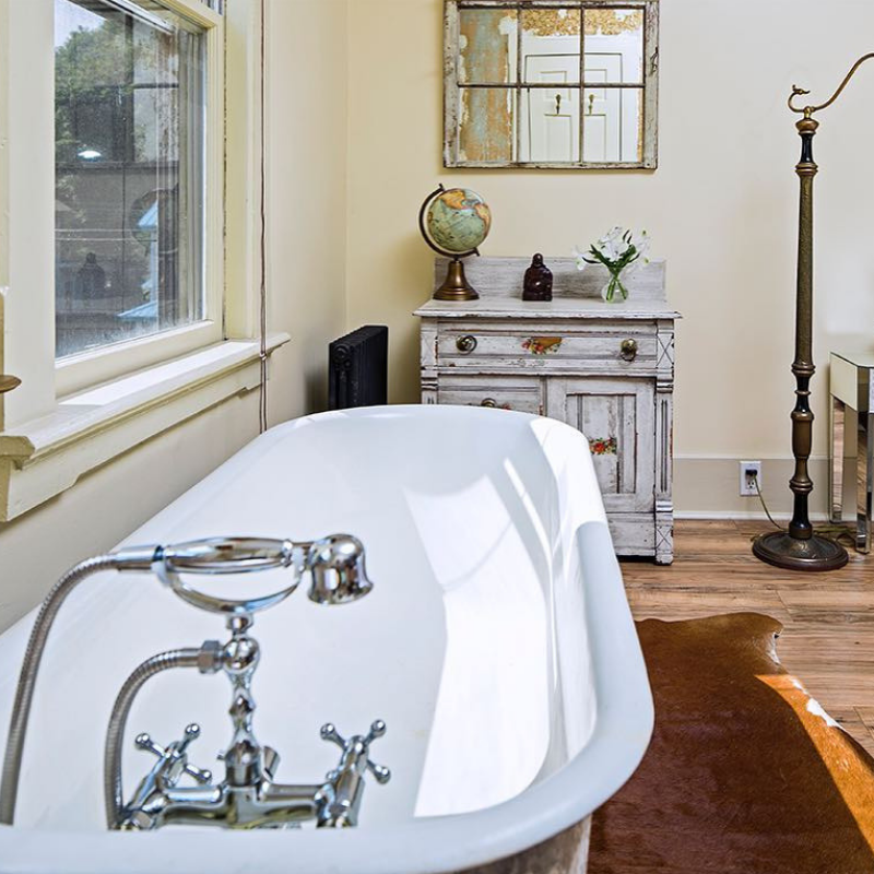 Moon River Inn_Queen Room Tub.png