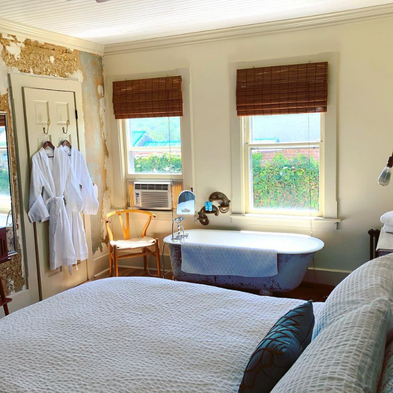 Moon River Inn_Queen Room.png