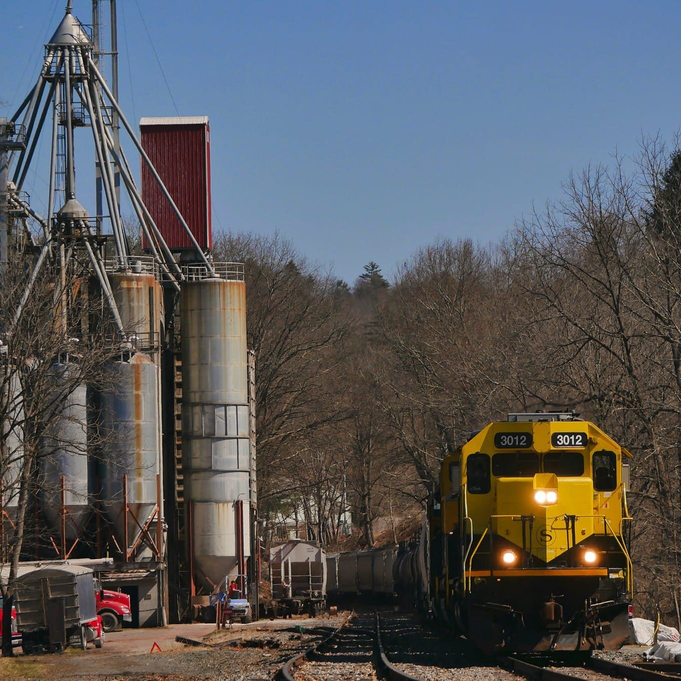 🚂 📸 Narrowsburg's talented resident photographer, Craig Snedeker, has been capturing something truly extraordinary this week: Daytime trains passing through #NarrowsburgNY! ⁠
⁠
🛤️ It's not every day we get to witness such a rare occurrence, but Cr