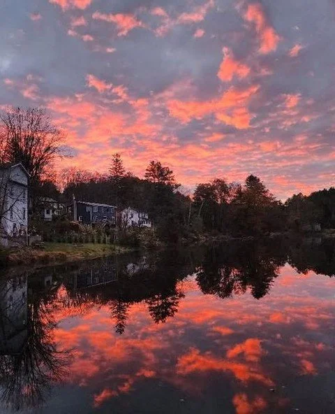Narrowsburg sailors, take warning. What do all these pink skies mean for the weather ahead?⁠
⁠
📷️ @craigwithacamera⁠
⁠
⁠
#pinkskies #narrowsburgny #narrowsburg #welcometonarrowsburg #townoftusten #sullivancatskills #sullivancountycatskills #bigeddy 