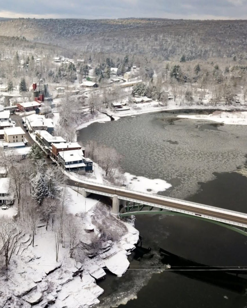 The first snow of the season has arrived in Narrowsburg! ❄️🤍

A big thank you to everyone out in the plows keeping the roads safe! 🚜❤️

How&rsquo;s it looking from your window? Share your snowy snaps with us.

#narrowsburgny #firstsnow #catskillswi