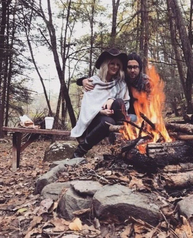 ❄️✨ If you&rsquo;re dreaming of a perfect New Year&rsquo;s escape, the Cutest Little House in @luxtonlake is calling. This cozy 1950s cottage near the Ten Mile River is ready to wrap you in winter magic. 🏡💫⁠
⁠
🔥 Warm up by the firepit, wander the 