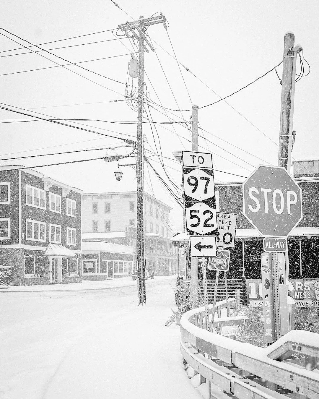 Narrowsburg in Black and White, Christmas Eve edition. Simple, peaceful, and familiar. 🖤🤍🎄

📷 @jorgecolombo 

#NarrowsburgNY