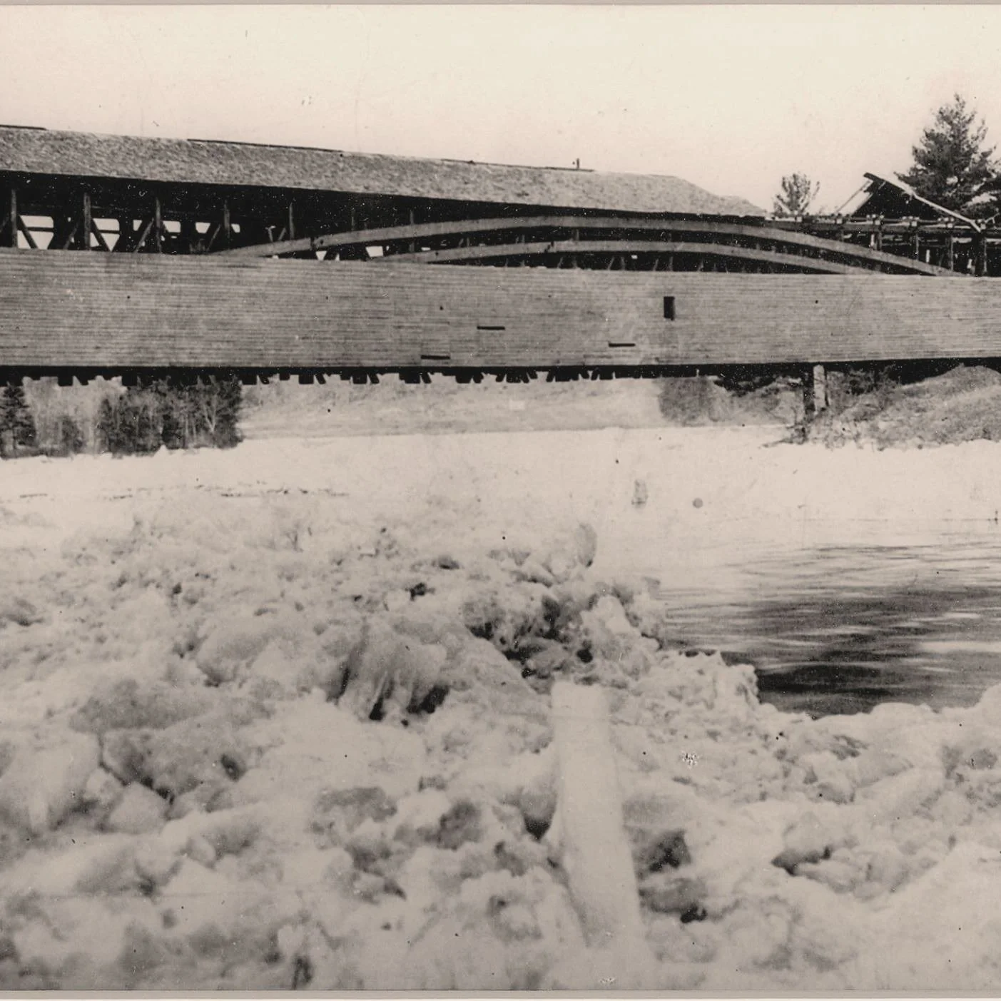 🌉 A little Narrowsburg bridge history&hellip;

Before steel and concrete, the first Narrowsburg Bridge was a covered wooden bridge, built in 1810 from local hemlock and hardwood. It didn&rsquo;t survive the river&rsquo;s mood swings&mdash;high water