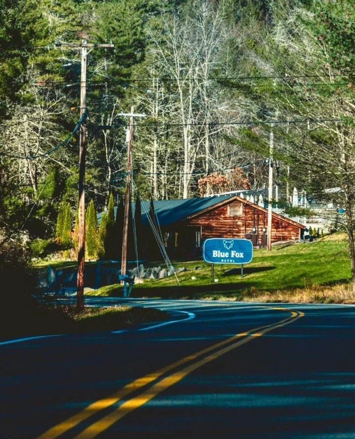 The snow is melting, Narrowsburg 🌷 &mdash; come out of hibernation and head to the Blue Fox Motel for a month of great food, cozy vibes, and lively nights along the Ten Mile River. 🦊💙⁠
⁠
🔥 Built in the 1950s and beautifully restored, this midcent