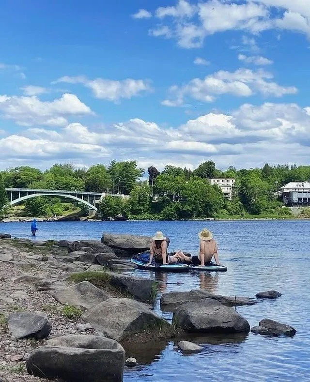 A warm stretch of May and a quiet spot by the river 🌞⁠
⁠
Photo credit @tamarack_house⁠
⁠
#NarrowsburgNY